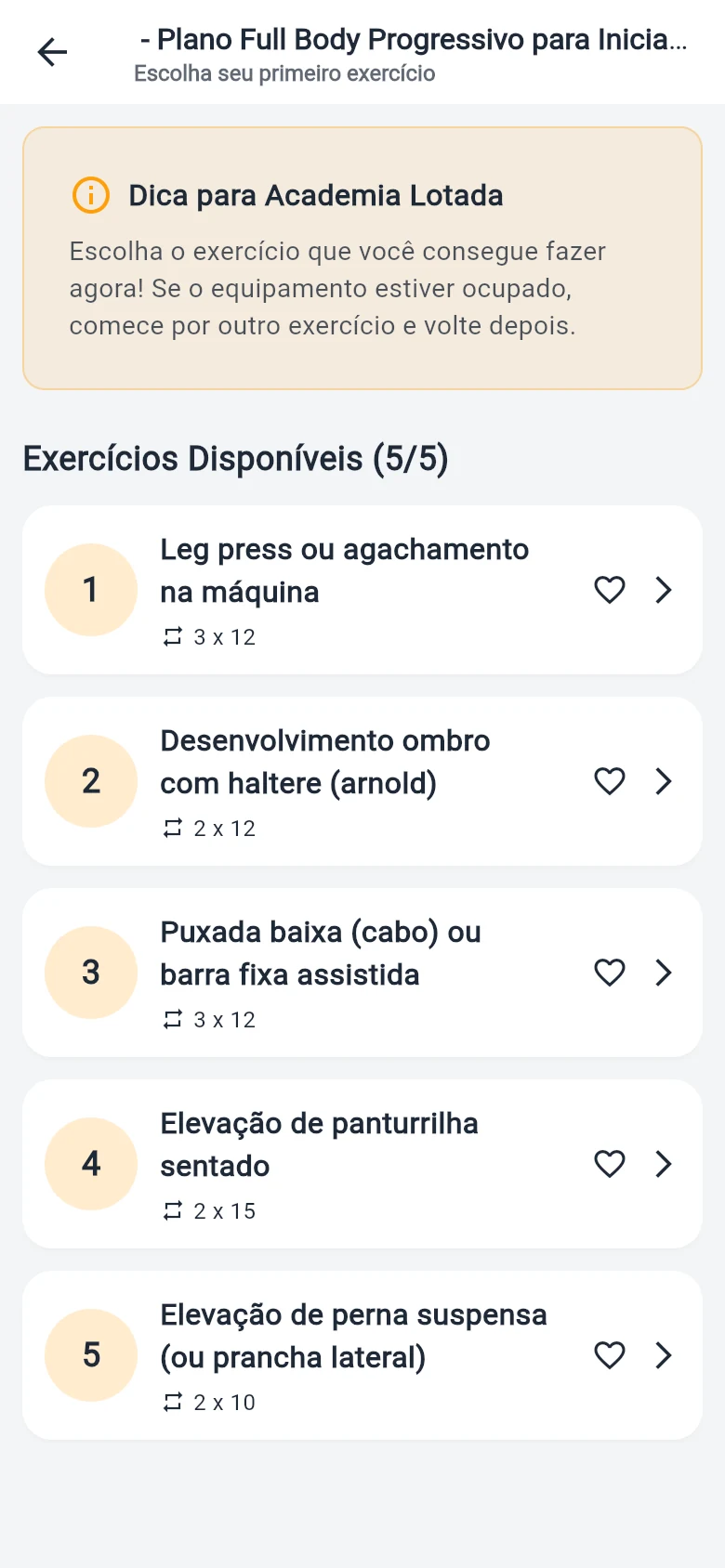 Tela de treino do Gym Ai Pro: os cinco exercícios do dia sugeridos pelo Coach IA, com séries e repetições, prontos para iniciar
